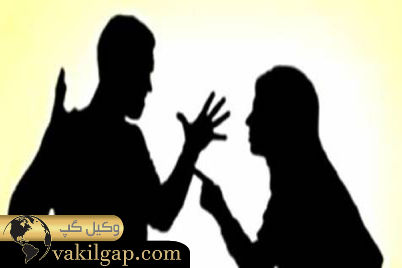 تعویض قفل درب توسط زن